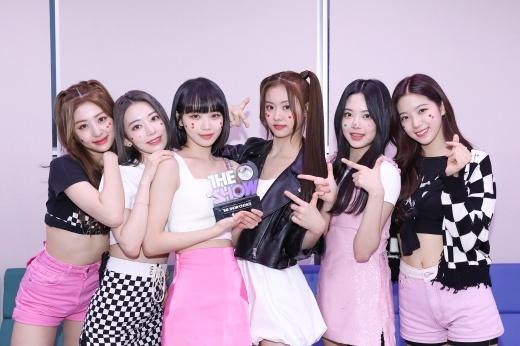 사람, 의류, 인간의 얼굴, 미소이(가) 표시된 사진AI 생성 콘텐츠는 정확하지 않을 수 있습니다.