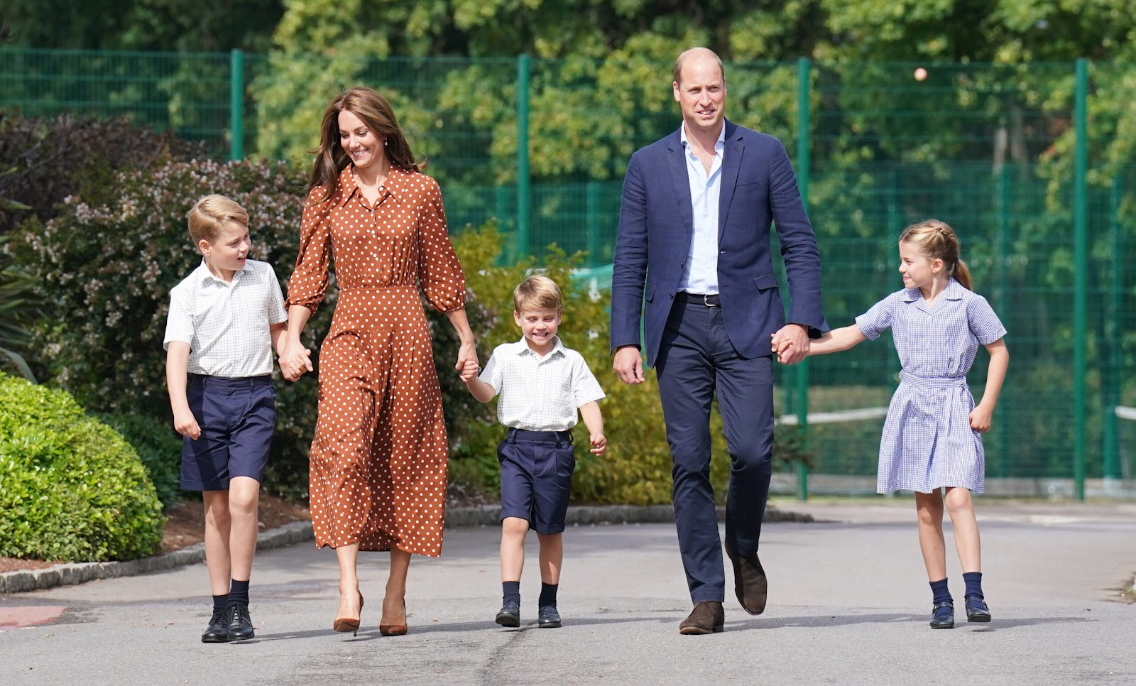 Le prince William et Kate Middleton emmènent leurs enfants, le prince George, la princesse Charlotte et le prince Louis, à l'école.