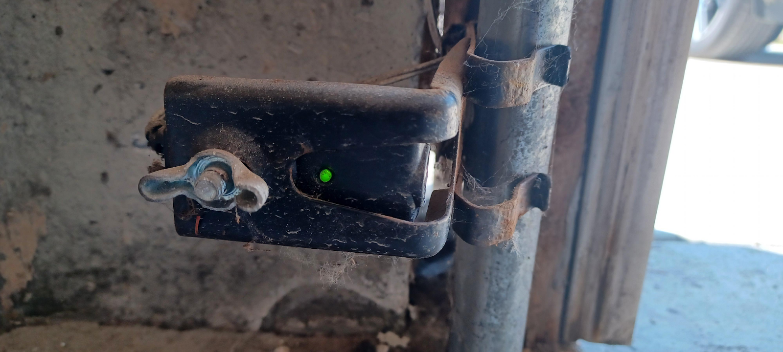 Garage sensor shows green light