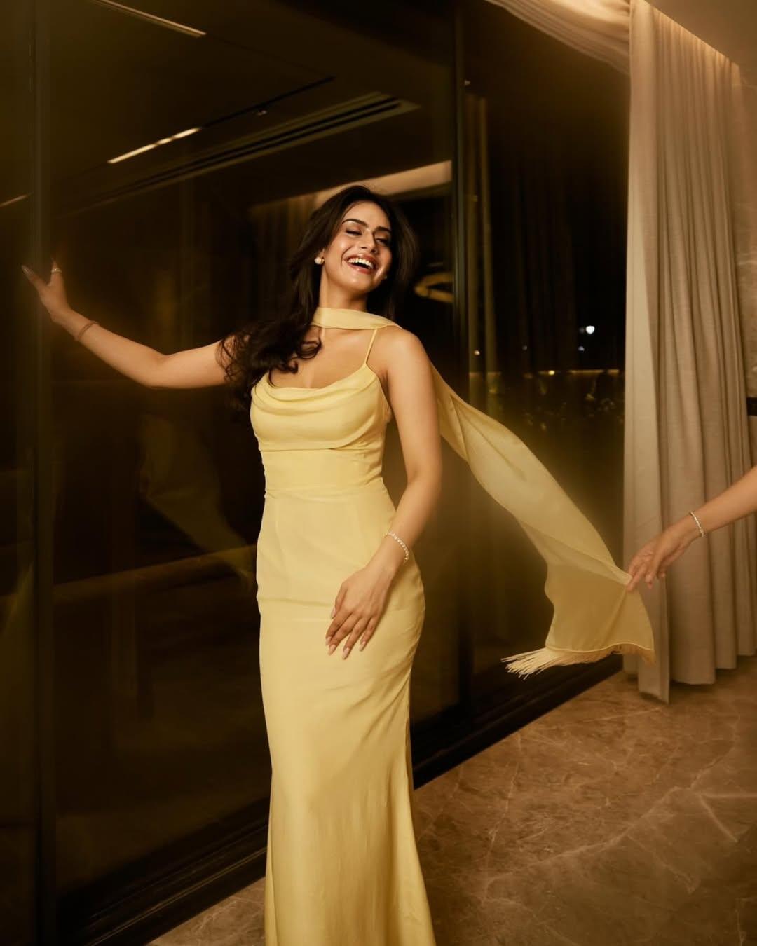 A person in a yellow dress

AI-generated content may be incorrect.