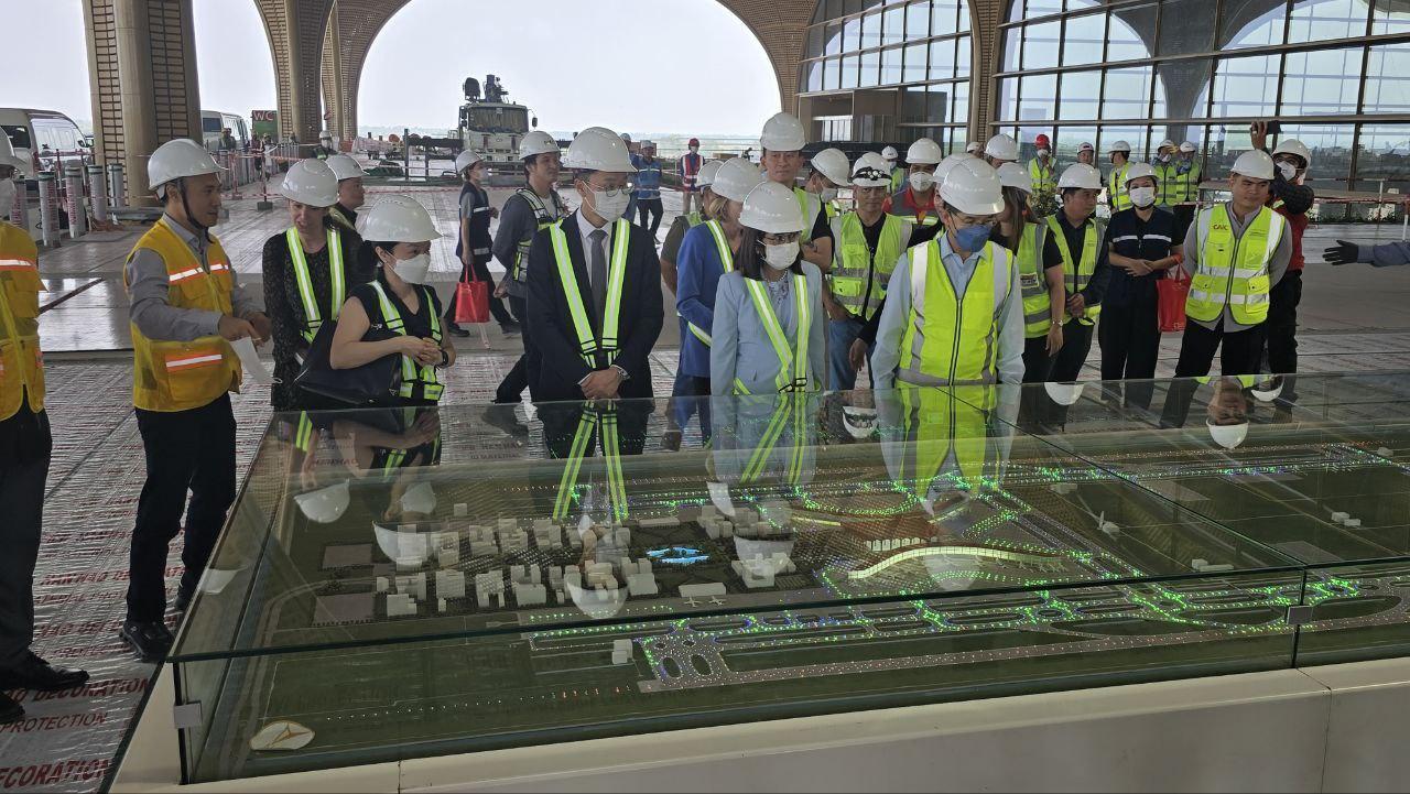 A group of people wearing safety vests and helmetsAI-generated content may be incorrect.