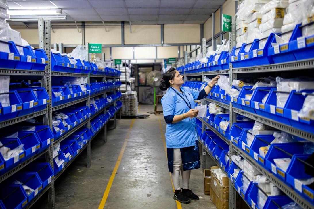 staff operator logistik didalam gudang persediaan