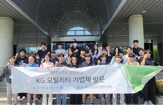 A group of people holding a banner

AI-generated content may be incorrect.