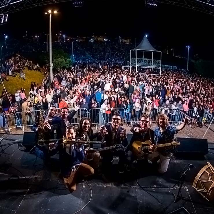 Banda acenando para a foto em show em Amparo