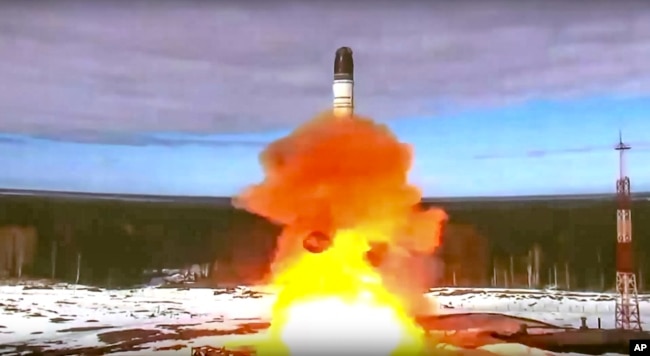 La Fédération de Russie lance le missile balistique intercontinental Sarmat depuis Plesetsk, dans le nord-ouest de la Russie. Le dirigeant russe Poutine a prévenu qu&#39;il n&#39;hésiterait pas à recourir à l&#39;arme nucléaire pour repousser la tentative ukrainienne de reprendre le contrôle des régions occupées. avril 2022