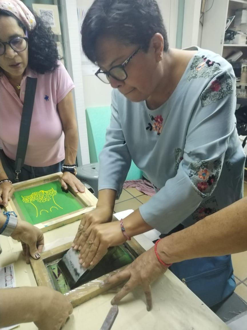 Un hombre con un cuchillo

Descripción generada automáticamente con confianza baja