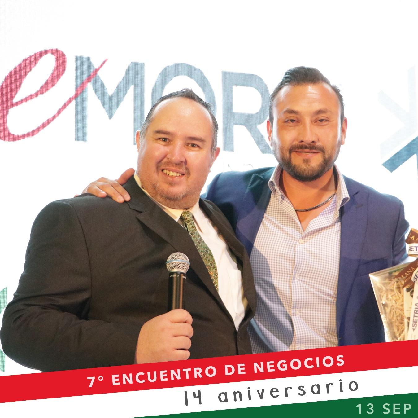 Hombres sonriendo posando para la foto

Descripción generada automáticamente