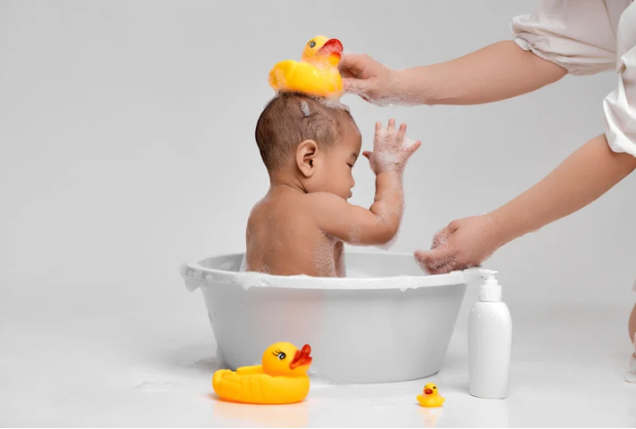  A mom bathing her baby, demonstrating time blocking for balancing caregiving tasks in a daily routine