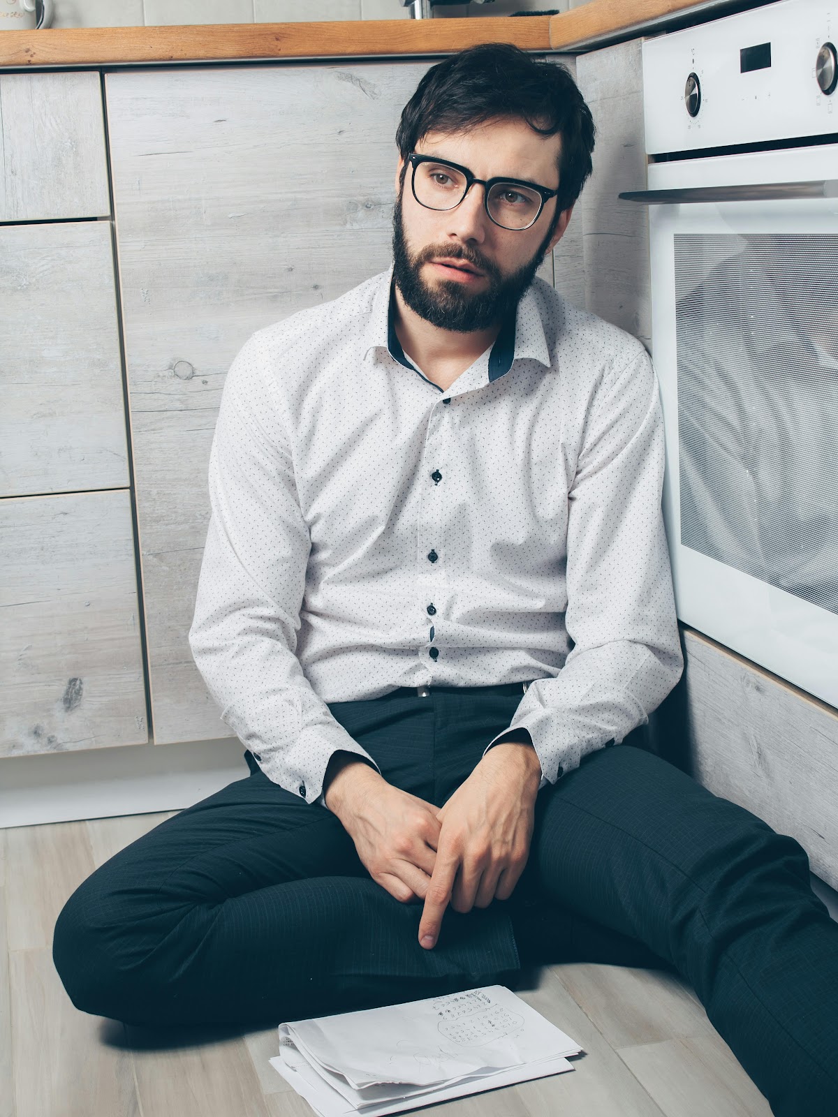 A sad man on the kitchen floor | Source: Pexels