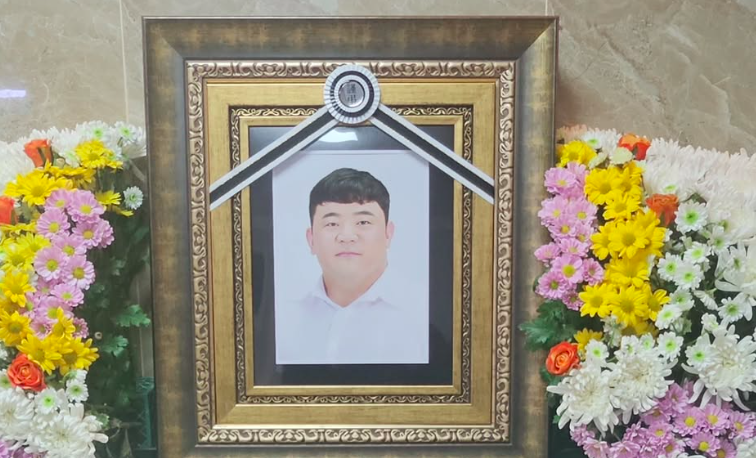 A picture of Park Seung Hyun on a picture frame