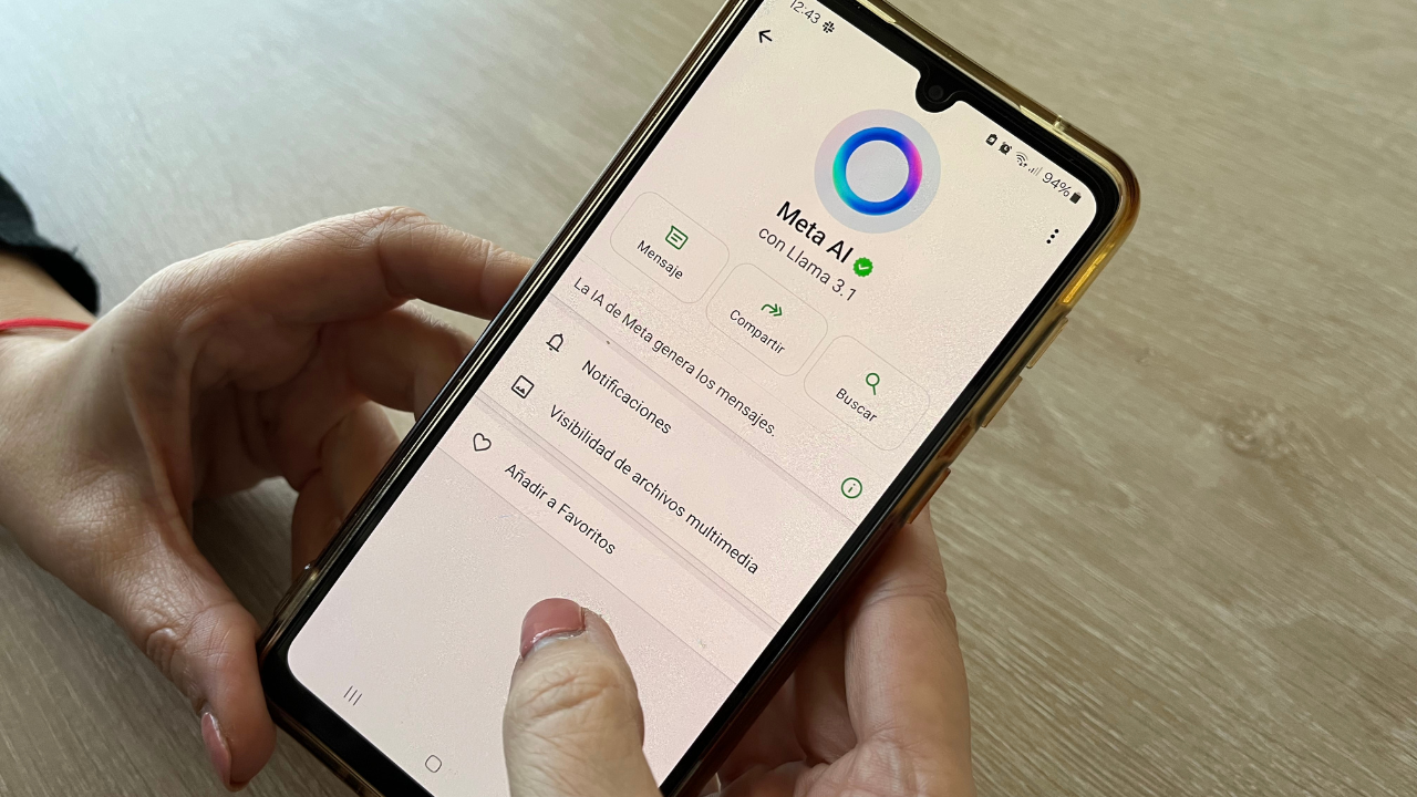 Foto de celular en la aplicación de whatsapp utilizando la nueva función META AI.