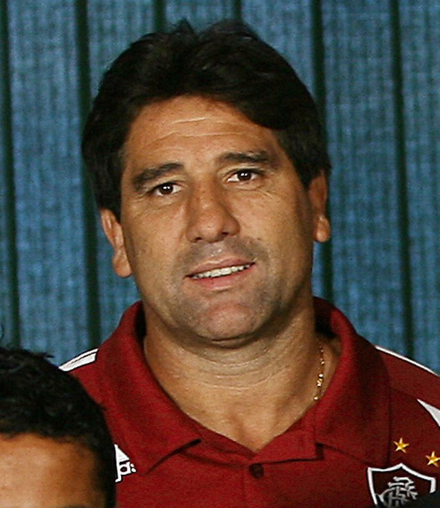 Renato Gaúcho posando para uma foto