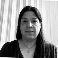 Foto en blanco y negro de una mujer sonriendo

El contenido generado por IA puede ser incorrecto.
