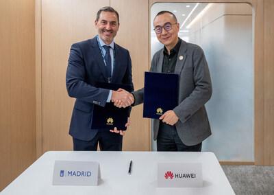 Héctor Coronel, Tourism Managing Director of Madrid City Council and Wu Hao, VP of Consumer Cloud Service Global Ecosystem Development & Sales, HUAWEI Consumer BG, During the MOU ceremony.