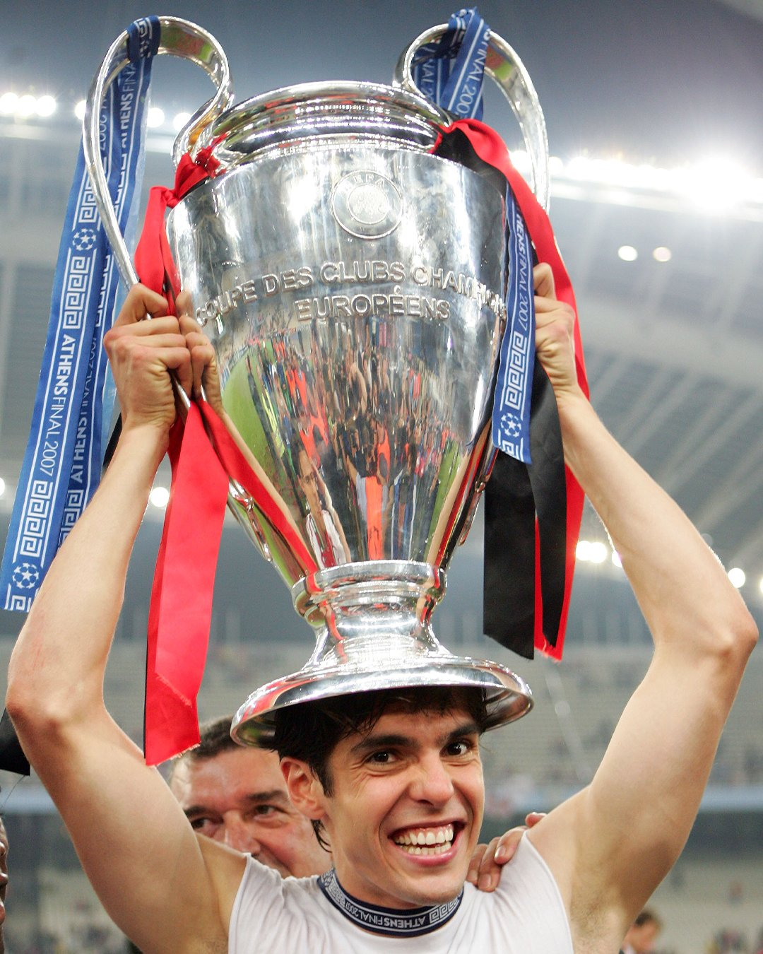 Kaká com taça de campeão da Champions League