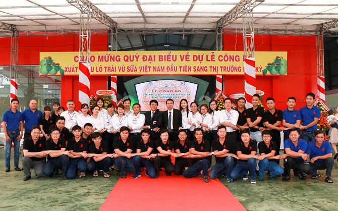 Ông Trần Văn Sang (áo vest bên trái) và Đoàn Văn Sang trong buỗi lể công bố xuất khẩu lô vú sửa đầu tiên sang Hoa Ký