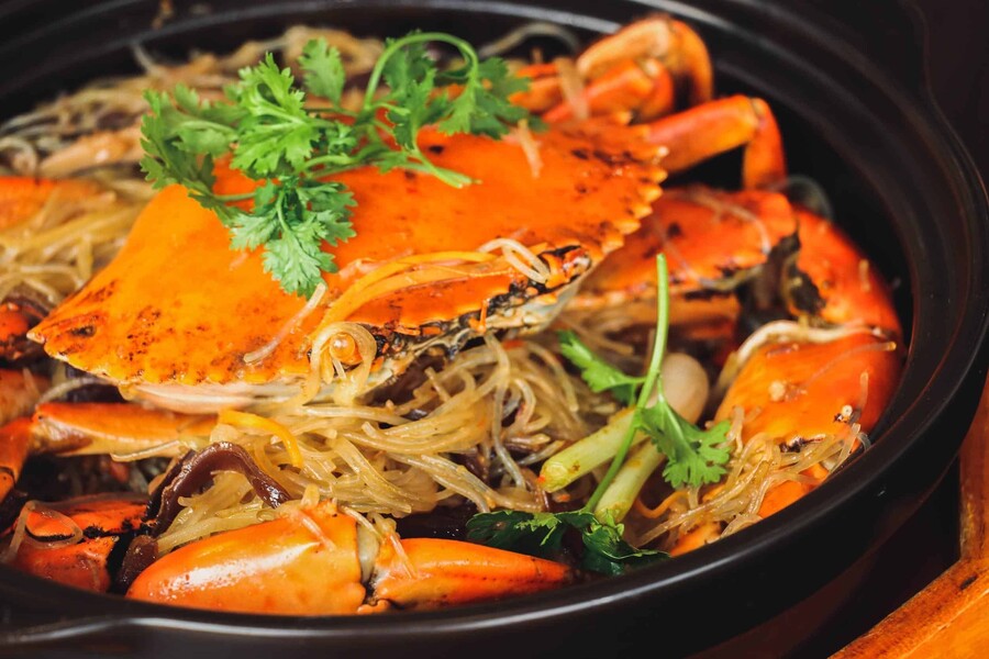 Crab meat and glass noodle stir-fry can conquer any picky guest. Source: Din Ky Nguyen Trai