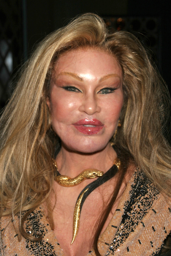 Jocelyn Wildenstein pose devant l'appareil photo.