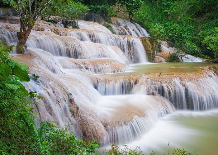 Thác Mây mang vẻ đẹp mềm mại như những dải lụa trắng