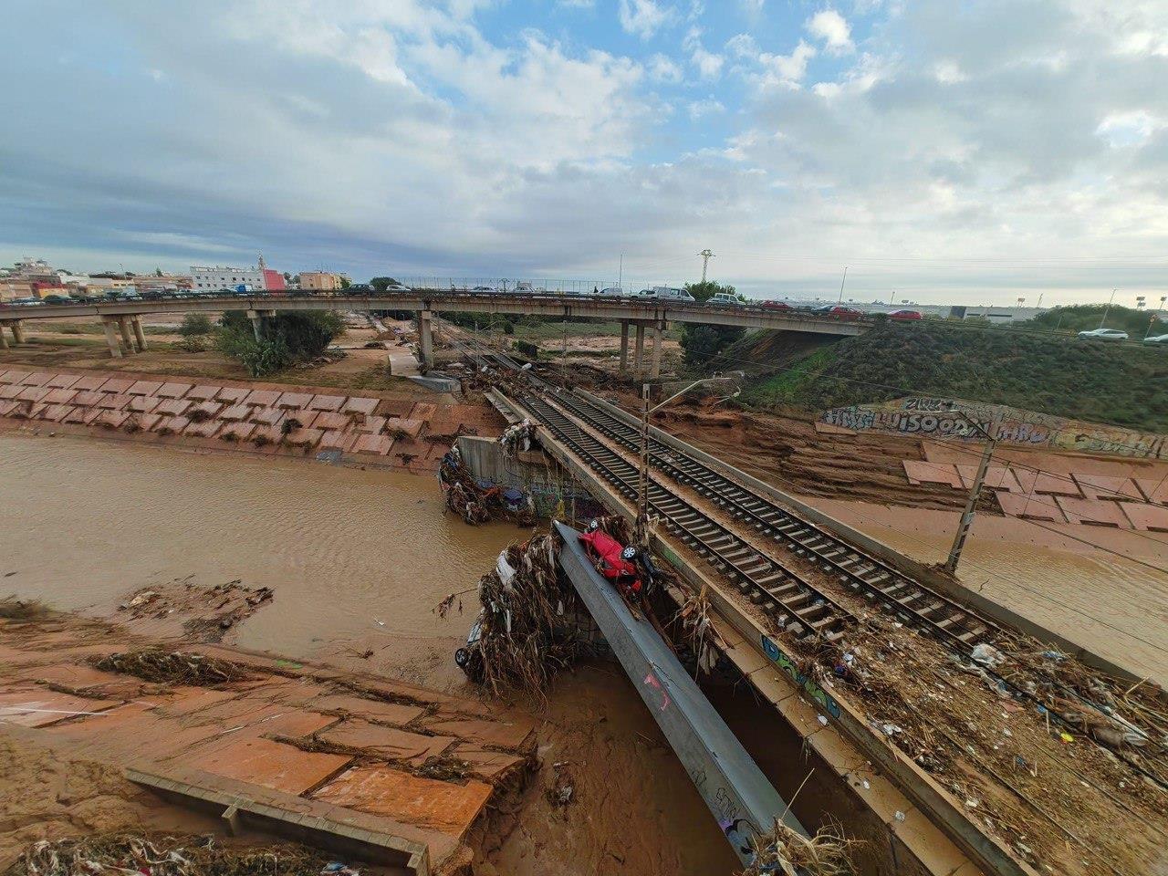 Tren de carga pasando por unos rieles  Descripción generada automáticamente