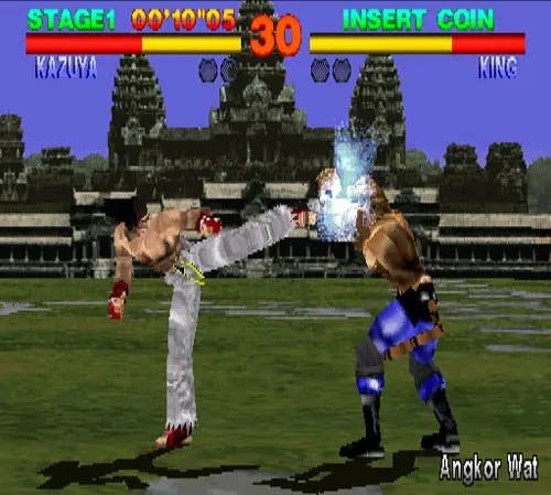 Tangkapan layar Tekken 1 yang menunjukkan Kazyua bertarung dengan King, dan menendang wajahnya di arena Angkor Wat