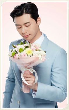 This contain an image of Park Seo Joon 
