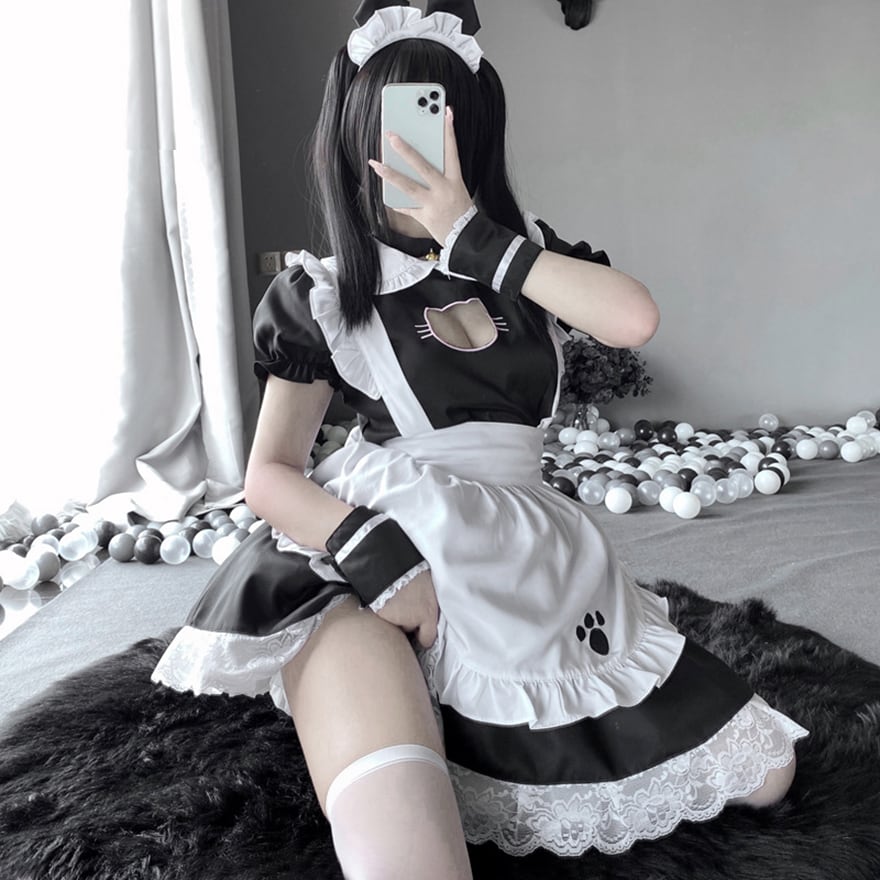 胸元のデコルテを見せるセクシー系のメイド服