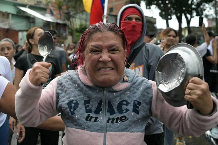 Un grupo de personas haciendo gestos con la mano

Descripción generada automáticamente con confianza media