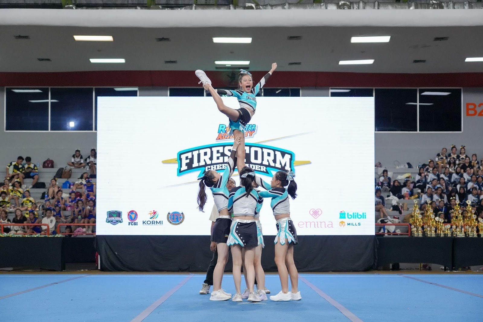 Tim Firestorm pemandu sorak RockStar Academy