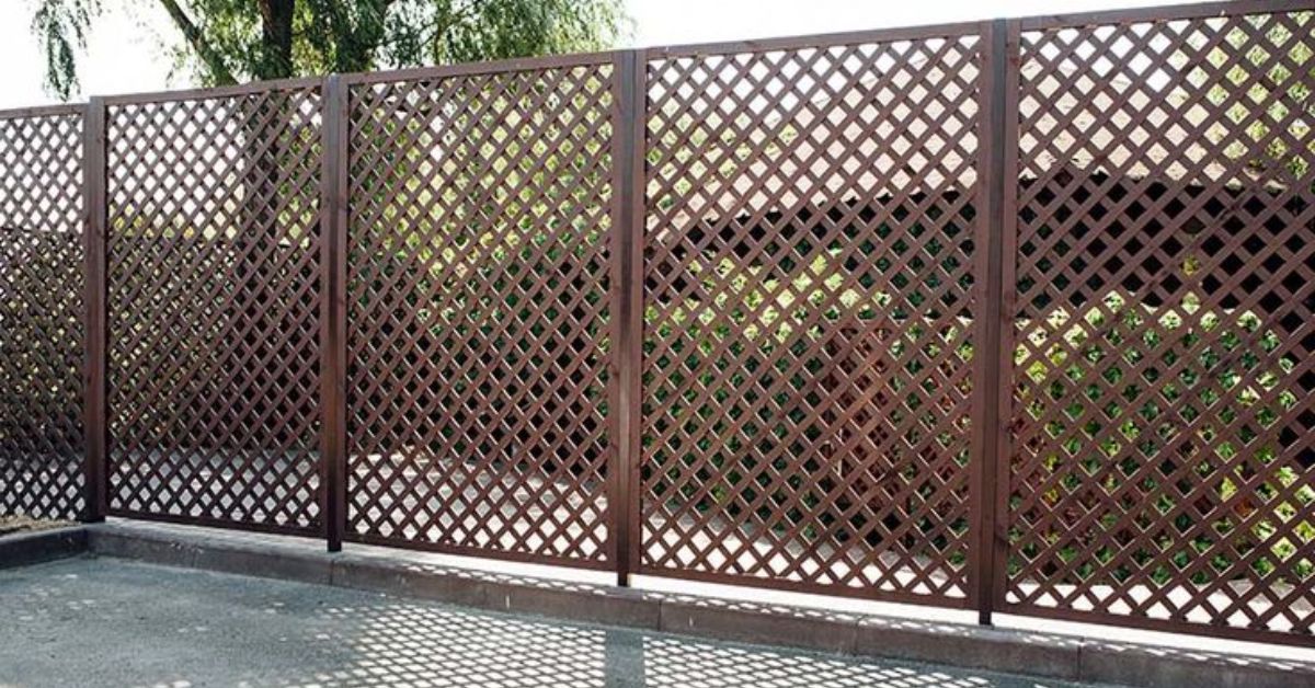 Curved Lattice Wood Fence