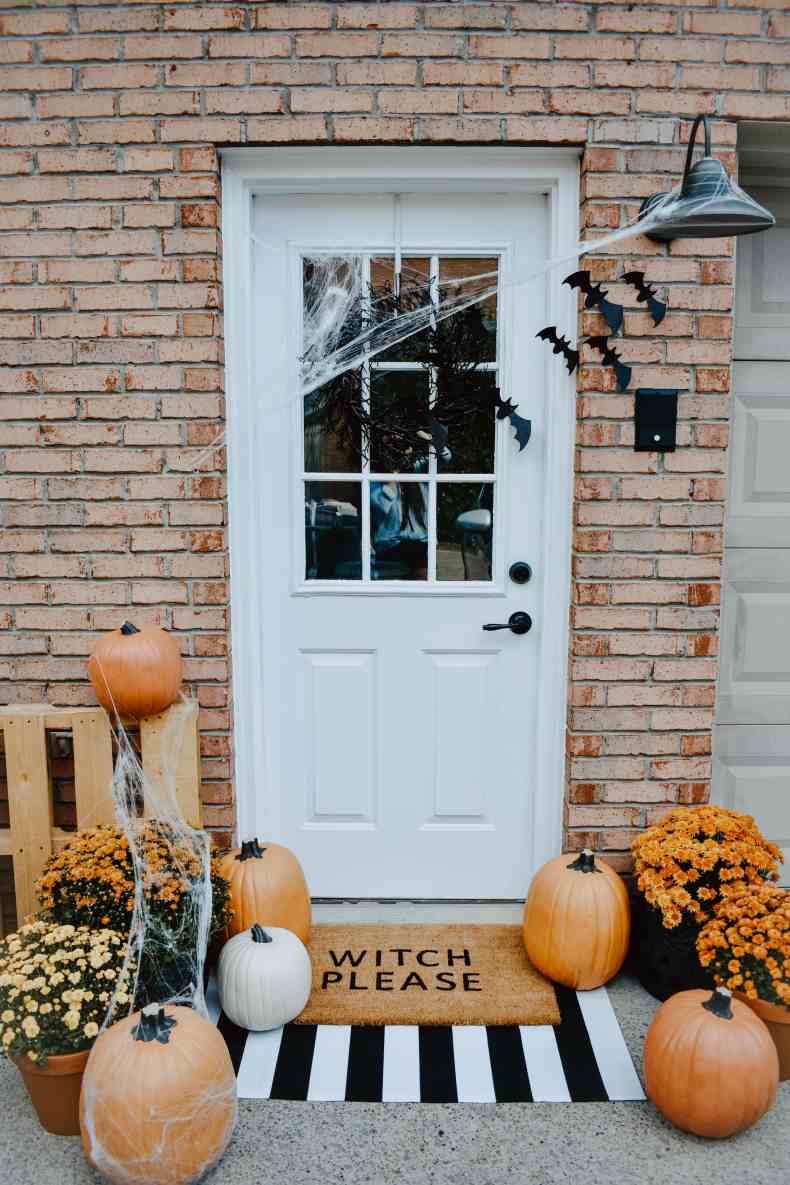 halloween door decor ideas cobwebs