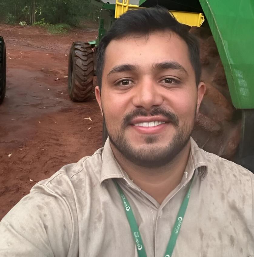 Homem sorrindo com camisa verde
Descrio gerada automaticamente