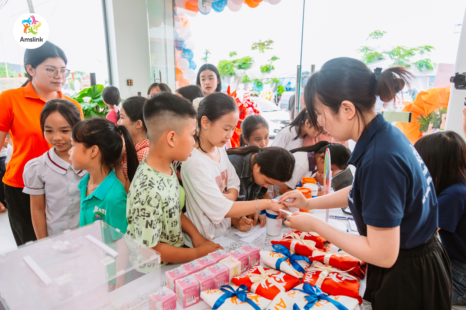 Nhiều học bổng giá trị đã được trao tặng tới các em học sinh