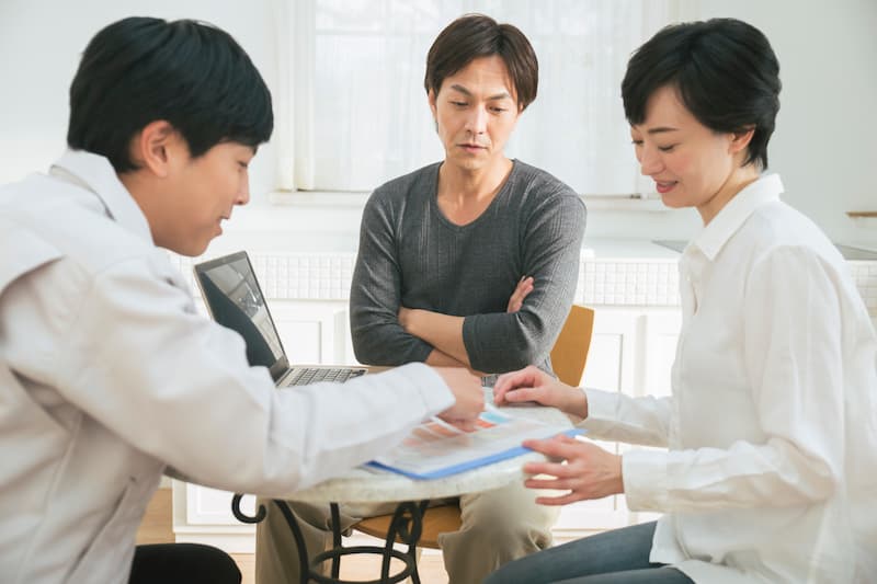 プロに相談している夫婦