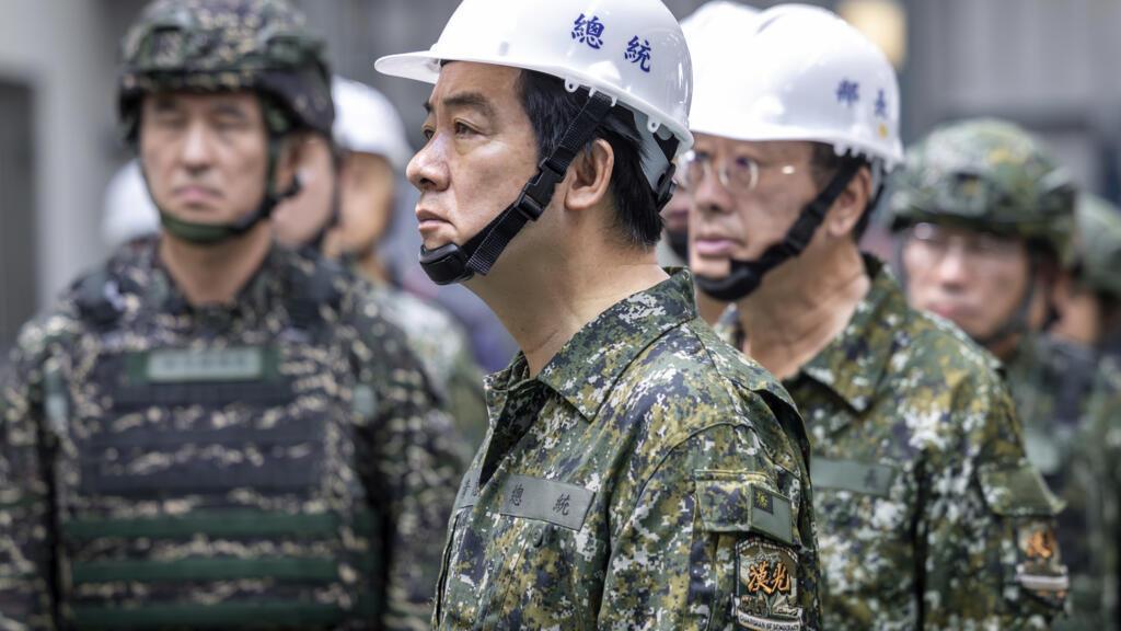 2025 年 7 月 14 日星期一，台湾总统赖清德身着军装，佩戴年度汉光军事演习徽章，参观台湾高雄海军基地，观看水雷演习。