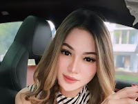 Wanita Cantik dengan Wajah yang Menggoda