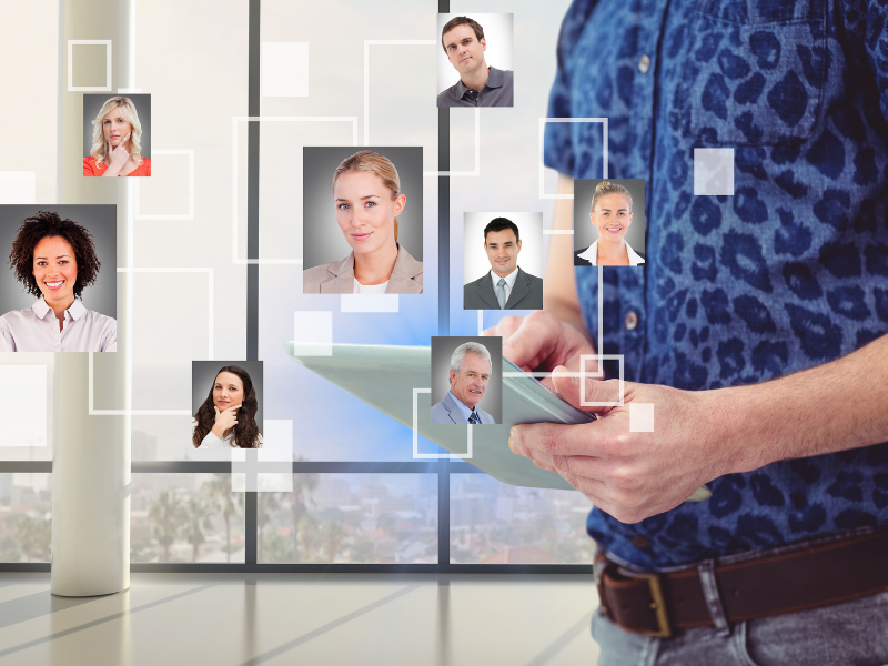 Sistema digital sendo acessado para gerenciamento automatizado de solicitações de holerite por meio de visualização de equipe