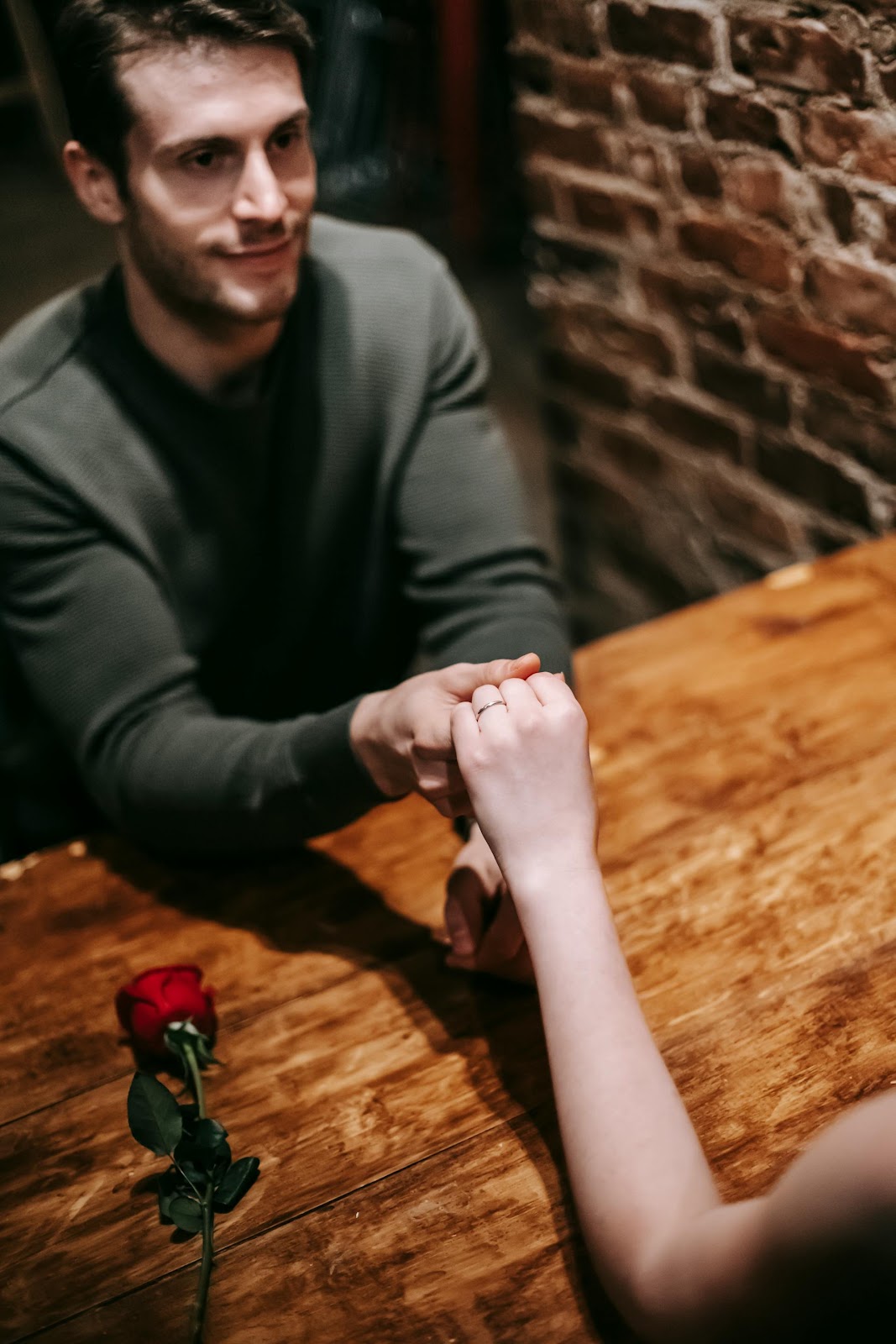 A man holding a woman's hand | Source: Pexels