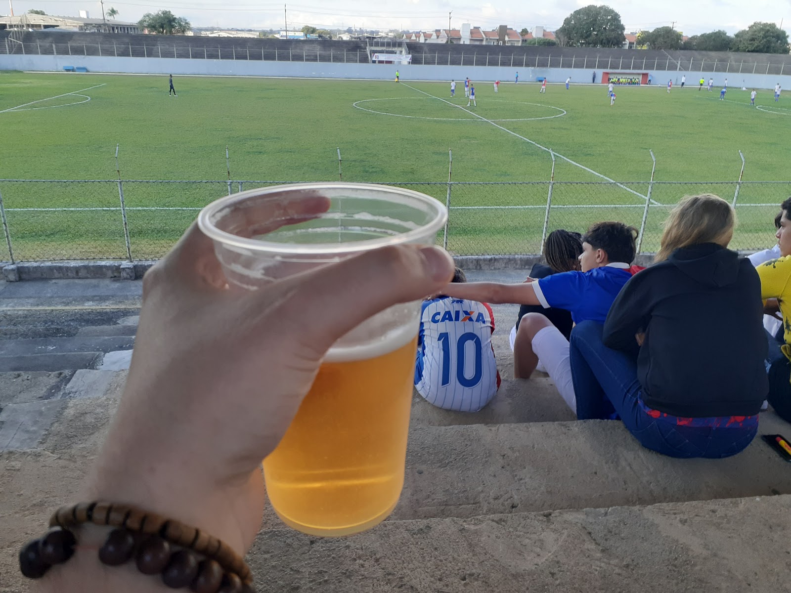 Copo de cerveja num campo de futebol