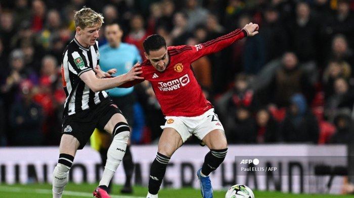 Gelandang Inggris Newcastle United #10 Anthony Gordon (Kiri) berebut bola dengan gelandang Manchester United asal Brasil #21 Antony selama pertandingan sepak bola putaran keempat Piala Liga Inggris antara Manchester United dan Newcastle United di Old Trafford, di Manchester, barat laut Inggris, pada 1 November 2023.
