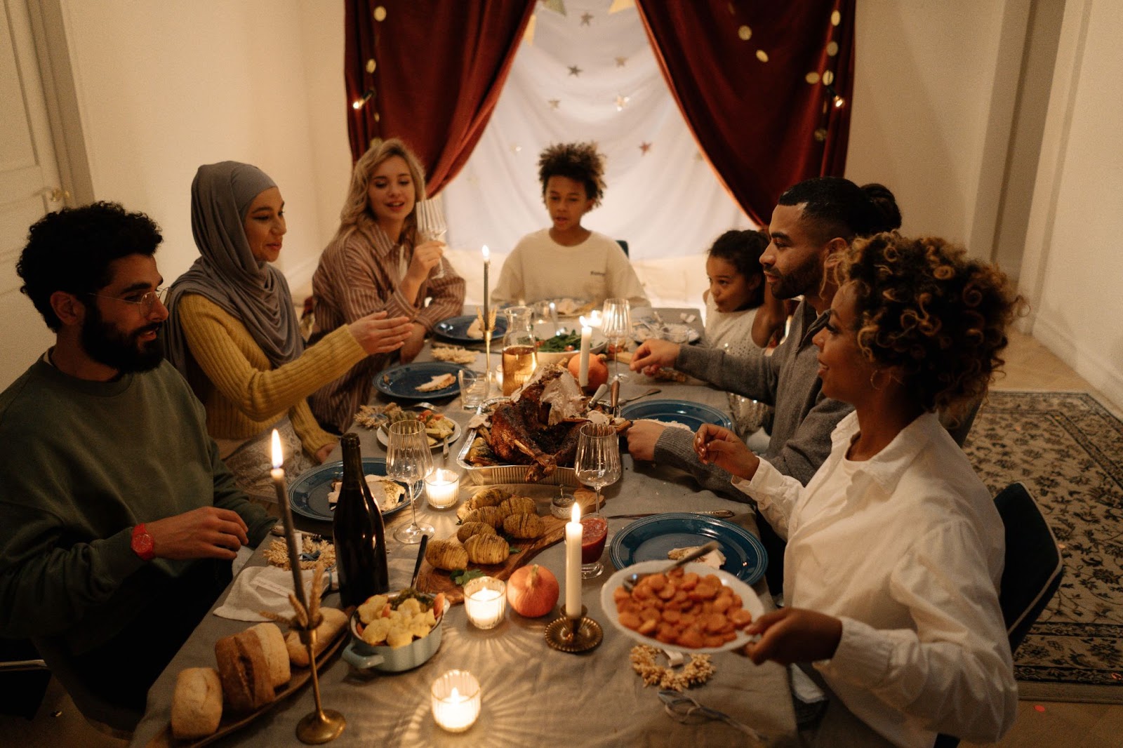 5 simple tips happy friends spending the holidays together