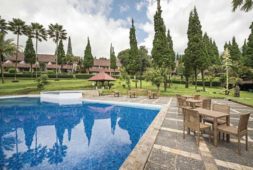 pool in grand whiz bromo