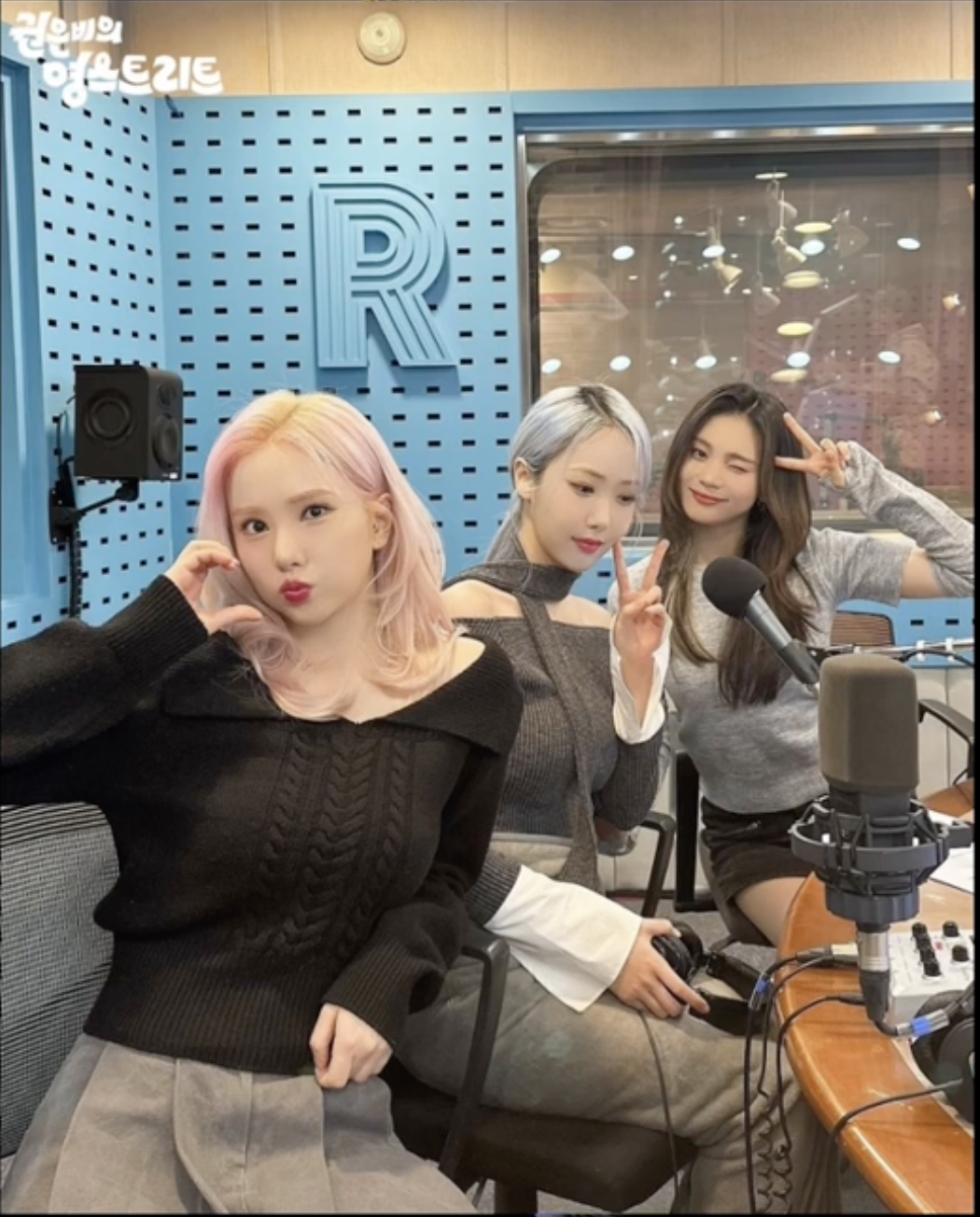 A picture of Kwon Eunbi and her friends on Radio station 