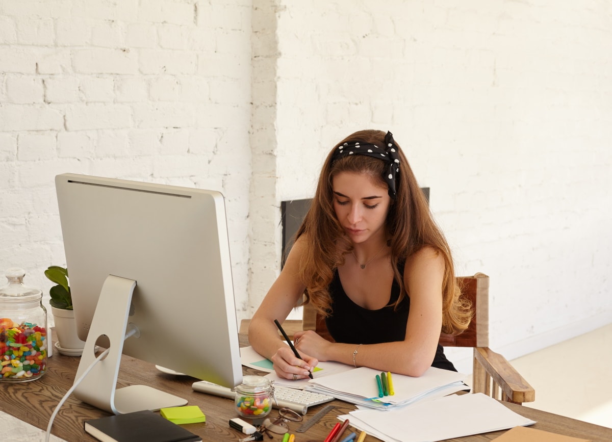 A female student studying online by a self-paced method