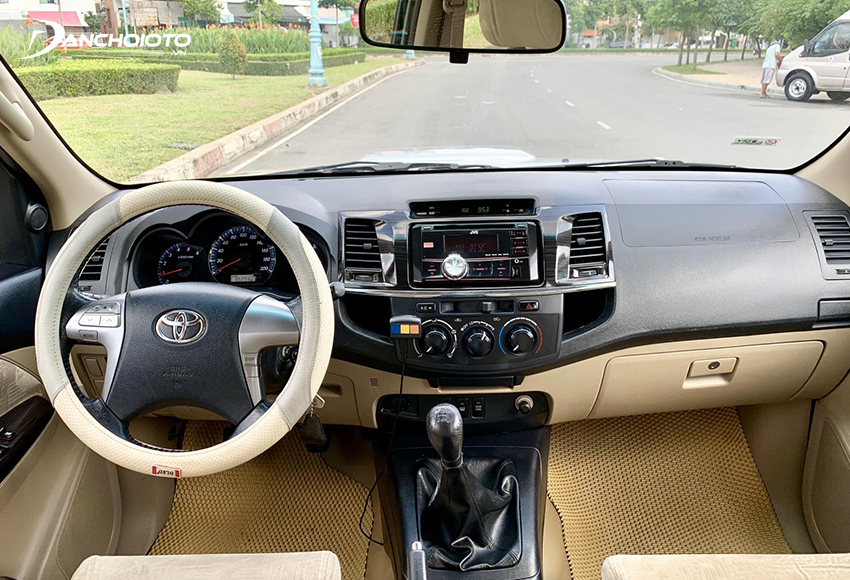 Các trang bị xe Toyota Fortuner cũ khá “nghèo nàn”