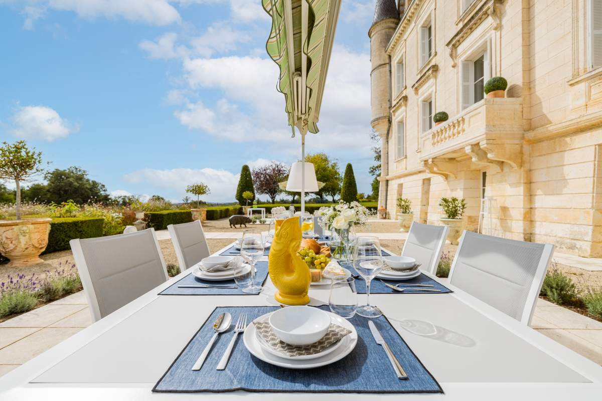 Open dinning area in Chateau de Lasfonds