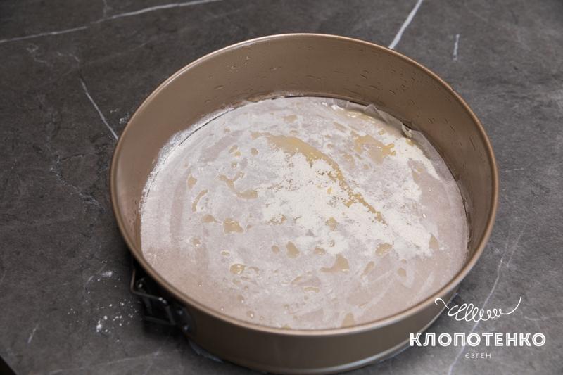 Обробіть форму французькою сорочкою