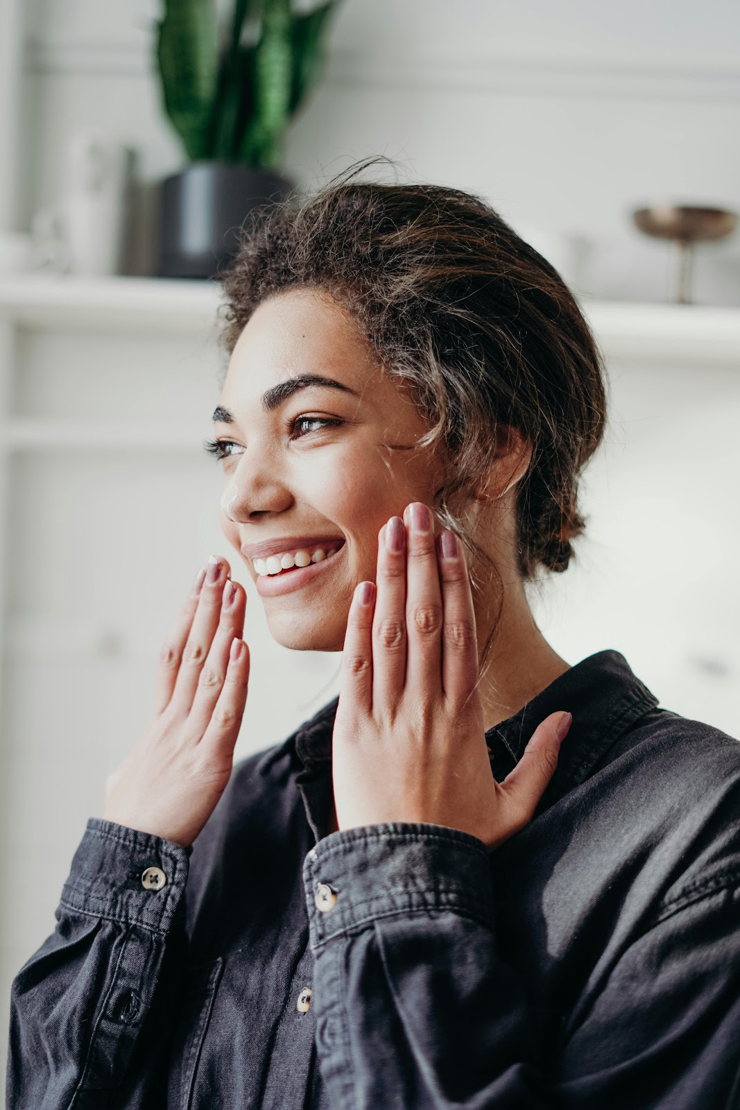 A woman looking surprised while gesturing with her hands | Source: Pexels