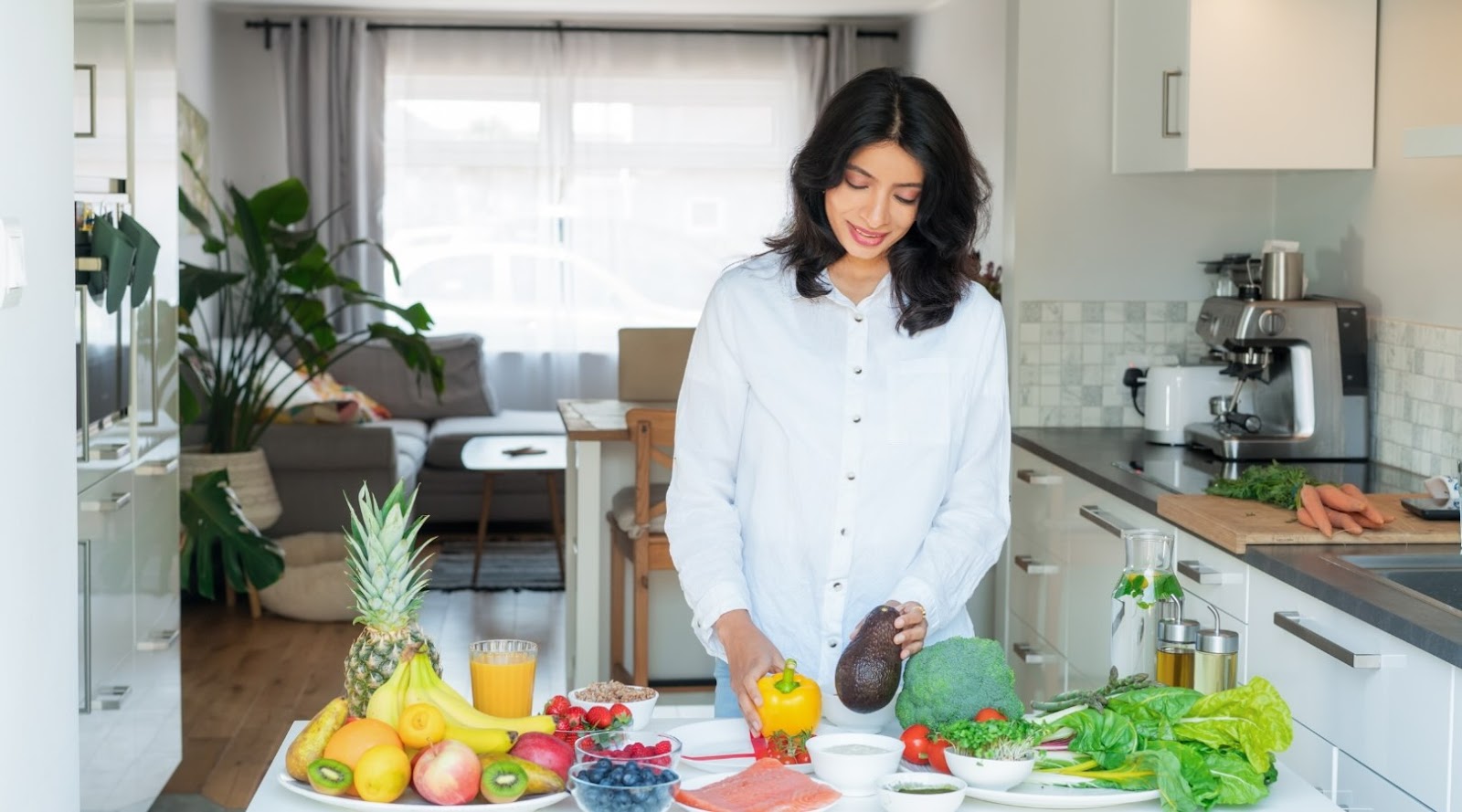 A Toronto nutritionist dietician prepares a healthy and balanced plate according to the proportions.