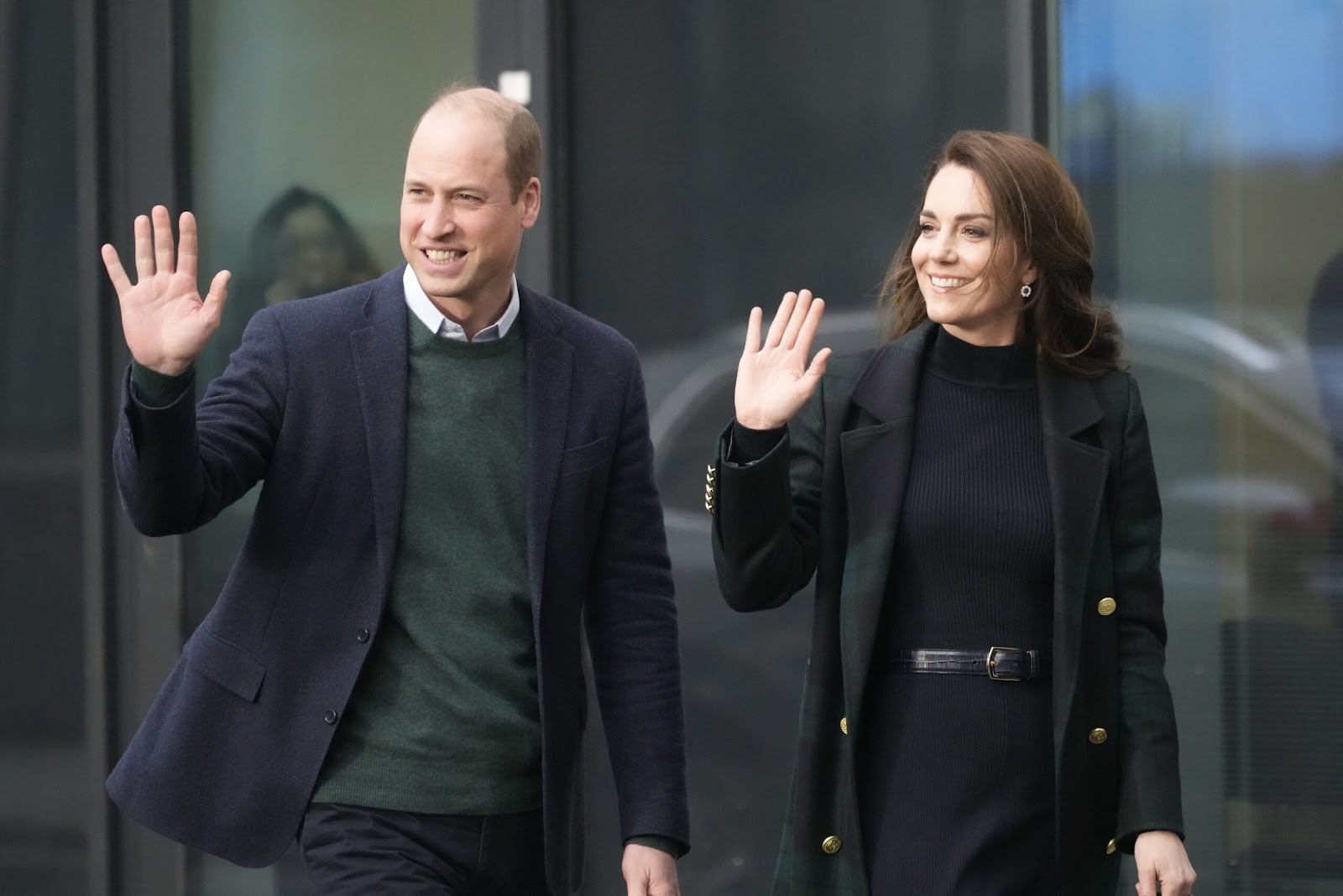 Le Prince William et Kate Middleton saluent les fans de la famille royale